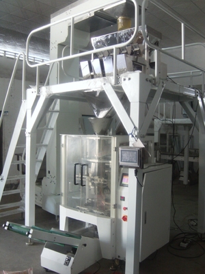 Máquina de embalagem de grãos de arroz totalmente automática e acionada a eletricidade para alimentos em sacos 100-2000g